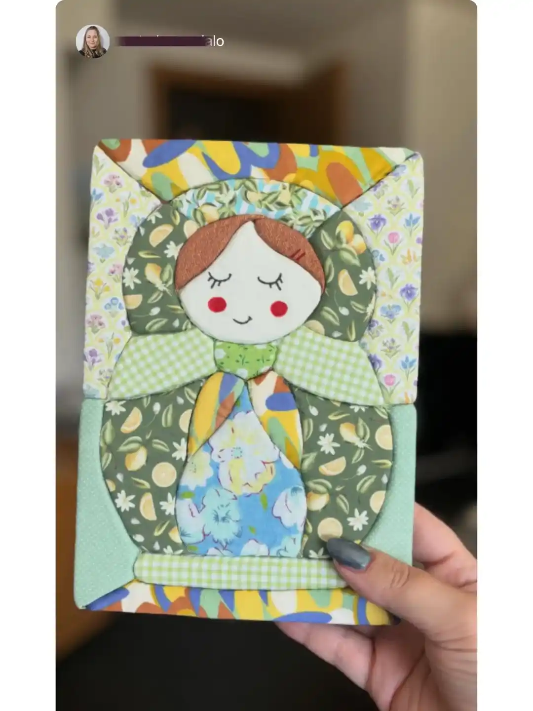 Quadro Kinusaiga de boneca em tecidos